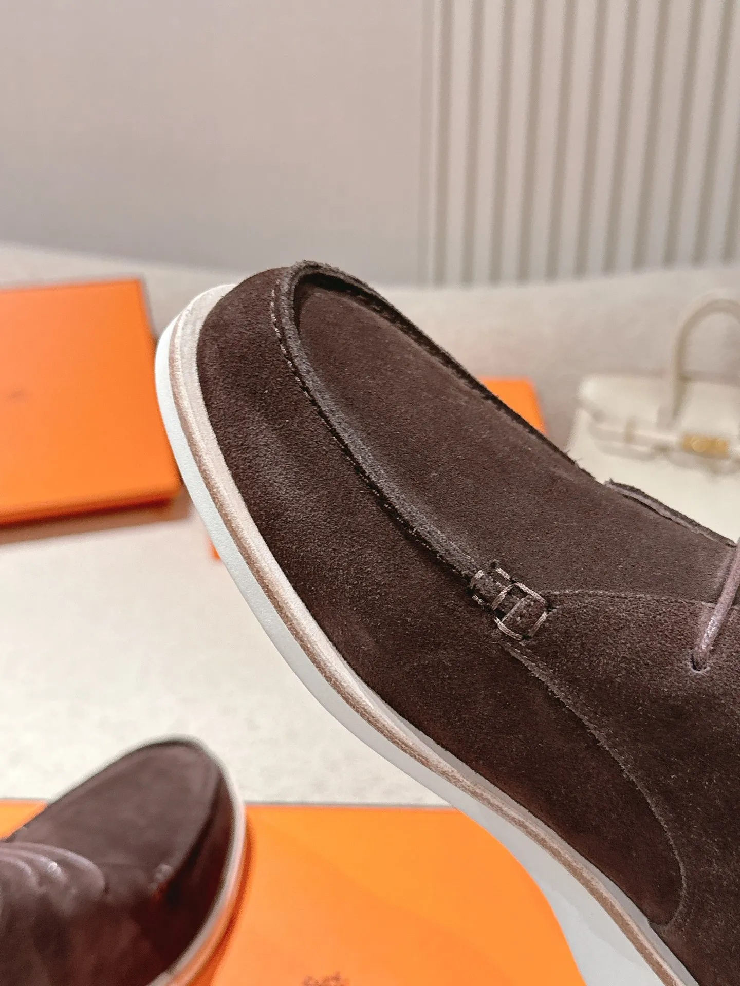 Men's Men's Shoes 660💰 Hermes men's size #26ss calfskin derby shoes, decorated with signature "H Diamant" details for a stylish and casual style. Fabric: Cow suede Lining: Mixed sheep lining Outsole: Genuine leather welt + original TPU Bottom thickness: 3CM Code number: 39-45 (customized at 46.47)